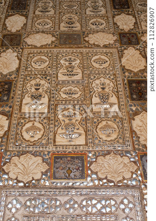 Detail of the mirrored ceiling in the Mirror Palace at Amber Fort in Jaipur, Rajasthan, India 112826907