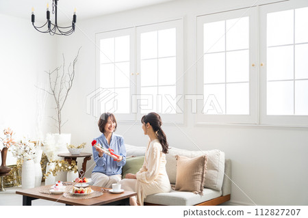 母親節送康乃馨的女性形象 112827207