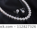 黑色背景上的珍珠項鍊和耳環 112827326