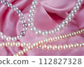粉紅色背景珍珠項鍊的集合 112827328