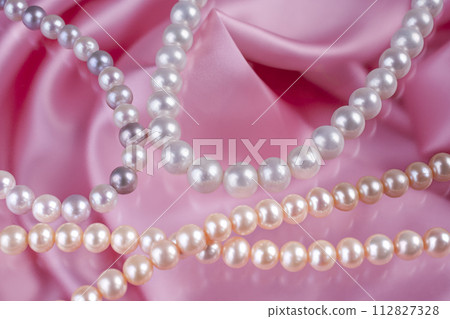 粉紅色背景珍珠項鍊的集合 112827328