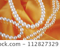 橘色背景的珍珠項鍊系列 112827329