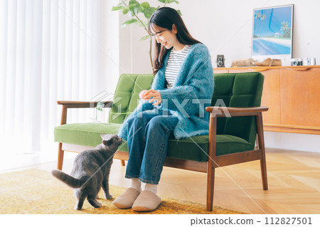 一個和貓一起玩的女人 112827501