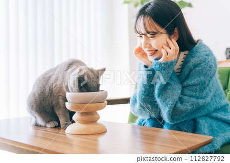 一個女人餵貓 112827792