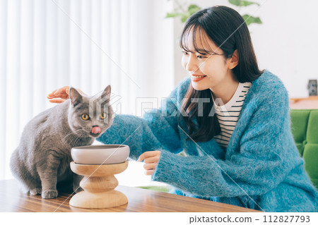 一個女人餵貓 112827793