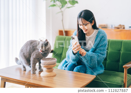 一位女士拍下一隻貓咪吃米飯的照片 112827887