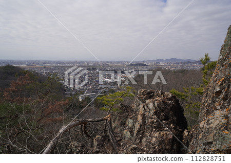 足利市：2024 年 2 月 17 日，從山川長林寺徒步到大房山，從山川淺間山頂附近的一塊風景優美的岩石上 112828751