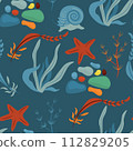 Vector seamless pattern with fish, corals, and seaweed. Background, wallpaper, textile or paper print 112829205