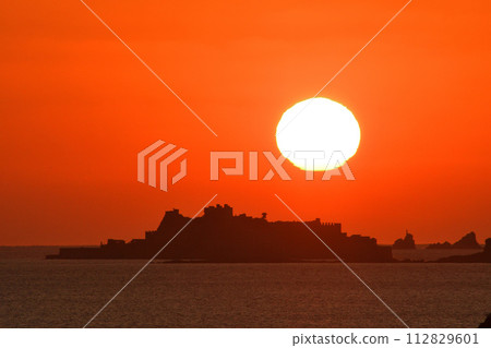 軍艦海島晚上視圖 112829601