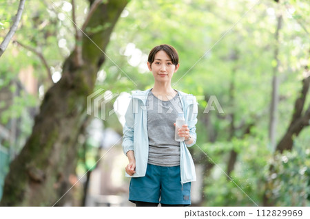 跑步女性 112829969