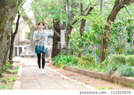 跑步女性 112829976