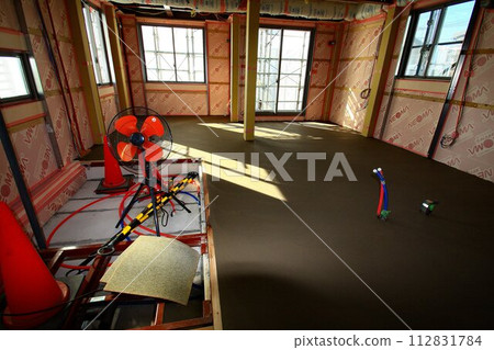 底座是用自流平機完成的...正在建造中的定制房屋的地板 底座是用自流平機完成的...正在建造中的定制房屋的地板 112831784