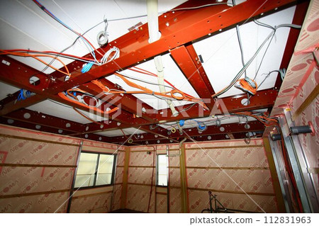 正在興建中的客製化房屋......重型鋼樑 正在興建中的客製化房屋......重型鋼樑 112831963