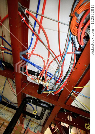 正在建設中的定制住宅...天花板上安裝了冷熱水管道 正在建設中的定制住宅...天花板上安裝了冷熱水管道 112832015