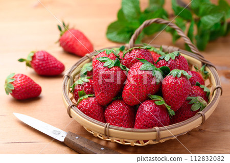 Fresh and delicious strawberry Marihime from Wakayama Prefecture 112832082