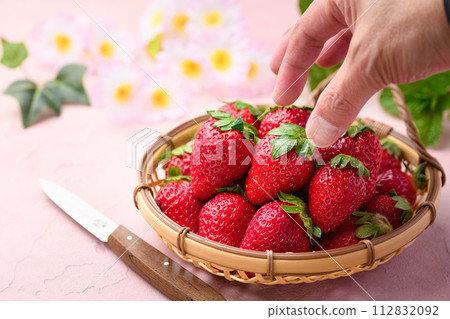 Fresh and delicious strawberry Marihime from Wakayama Prefecture 112832092