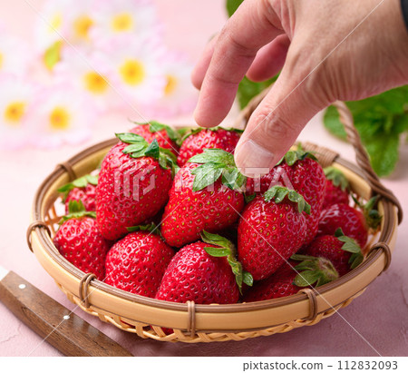 Fresh and delicious strawberry Marihime from Wakayama Prefecture 112832093