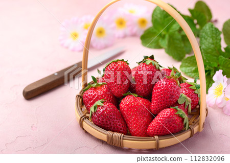 Fresh and delicious strawberry Marihime from Wakayama Prefecture 112832096