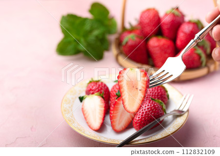 Fresh and delicious strawberry Marihime from Wakayama Prefecture 112832109