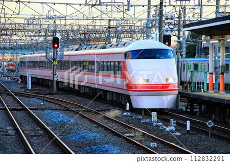 To Kasukabe Station, the above-ground station before the elevation... Tobu Limited Express [Ichigo Spacia] 112832291