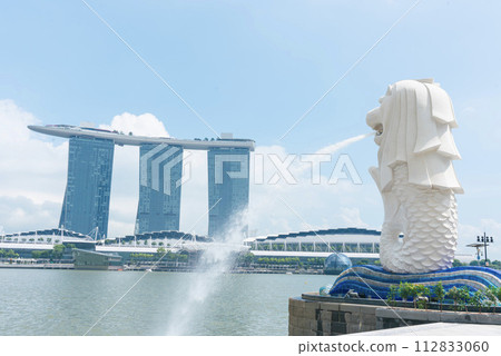 Marina Bay Sands and Merlion 112833060