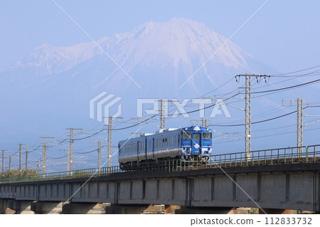 [JR West Japan] Kilometer 47 type "Ametsuchi" and Mt. Daisen (San'in Main Line: Higashiyama Park - Hoki Daisen) 112833732