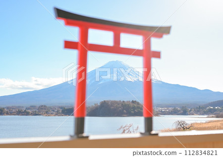 紅色鳥居和富士山 紅色鳥居和富士山 112834821