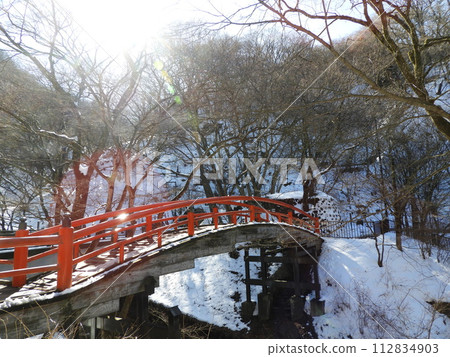 紅橋被雪覆蓋二月 112834903