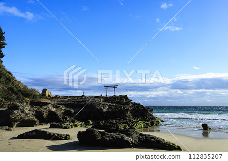 Beautiful white beach 112835207