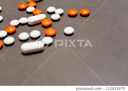 白色和橙色的藥 112835870