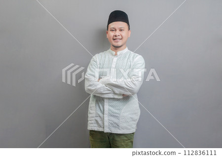 Asian Muslim man standing with crossed arm 112836111