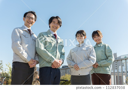 4 young engineers, male and female 4 young engineers, male and female 112837038