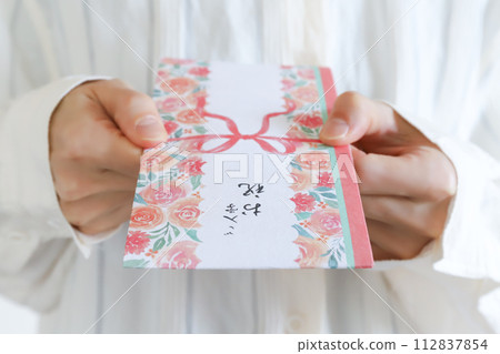 Hand giving entrance gift Hand giving entrance gift 112837854