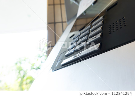 公寓入口處的對講機 公寓入口處的對講機 112841294