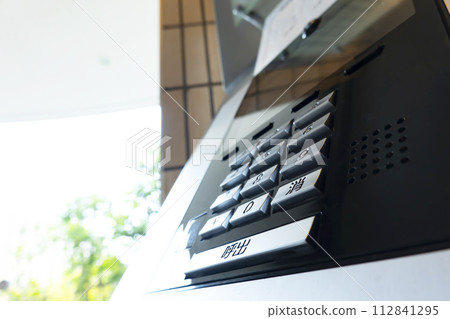 公寓入口處的對講機 公寓入口處的對講機 112841295