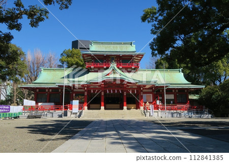 Clear skies at Tomioka Hachimangu Shrine, Tokyo 112841385