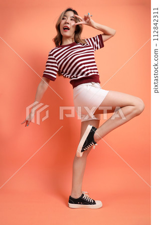 20s Asian woman 20s Asian woman 112842311