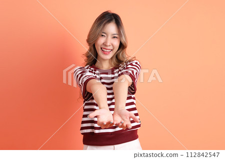 20s Asian woman 112842547