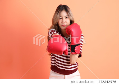 20s Asian woman 112842576