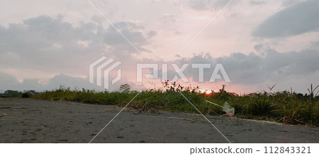 Rural roads are full of grass and quiet in the afternoon 112843321