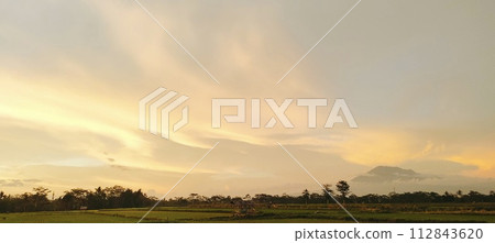 Rice farming on the edge of the mountain and beautiful roads with beautiful clouds in the afternoon and evening 112843620