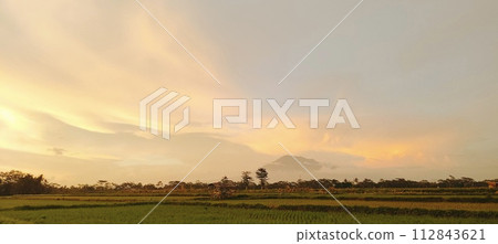 Rice farming on the edge of the mountain and beautiful roads with beautiful clouds in the afternoon and evening 112843621