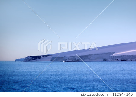 Arctic Islands Glaciers, snowfields and rock outcrops 112844140