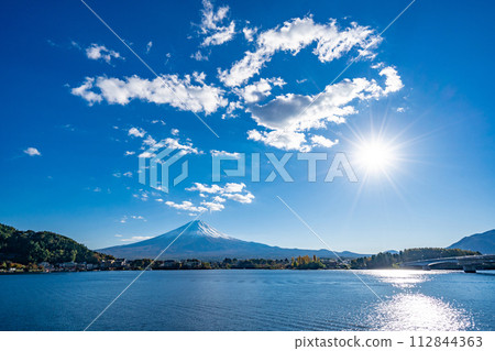 河口湖和富士山，陽光 112844363