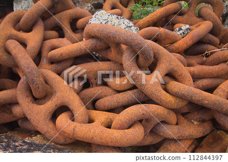 anchor chain from a huge ship 112844397