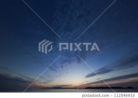 戲劇性的黃昏天空，有各種雲彩，初夏，超廣角，基於天空，230605pm 112846918