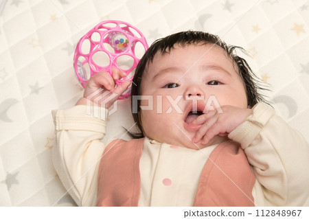 [Baby sucking thumb and toys] 112848967