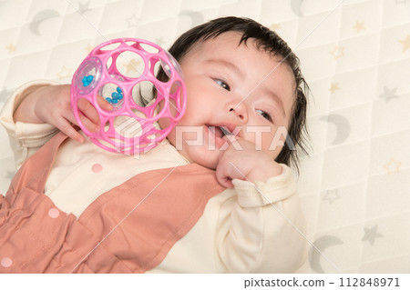 【寶寶吸吮拇指和玩具】 112848971