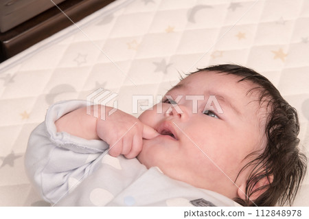 [Baby thumb sucking] 112848978