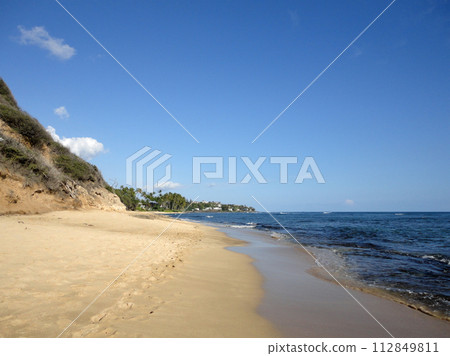 Footprints in the sand on empty Diamond Head Beach 112849811